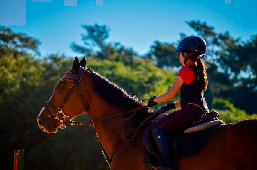 rider i solen, ridhjälm med solskärm på huvudet