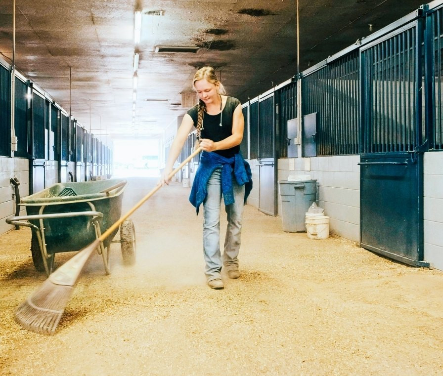 Städar i stallet, krattar mittengången